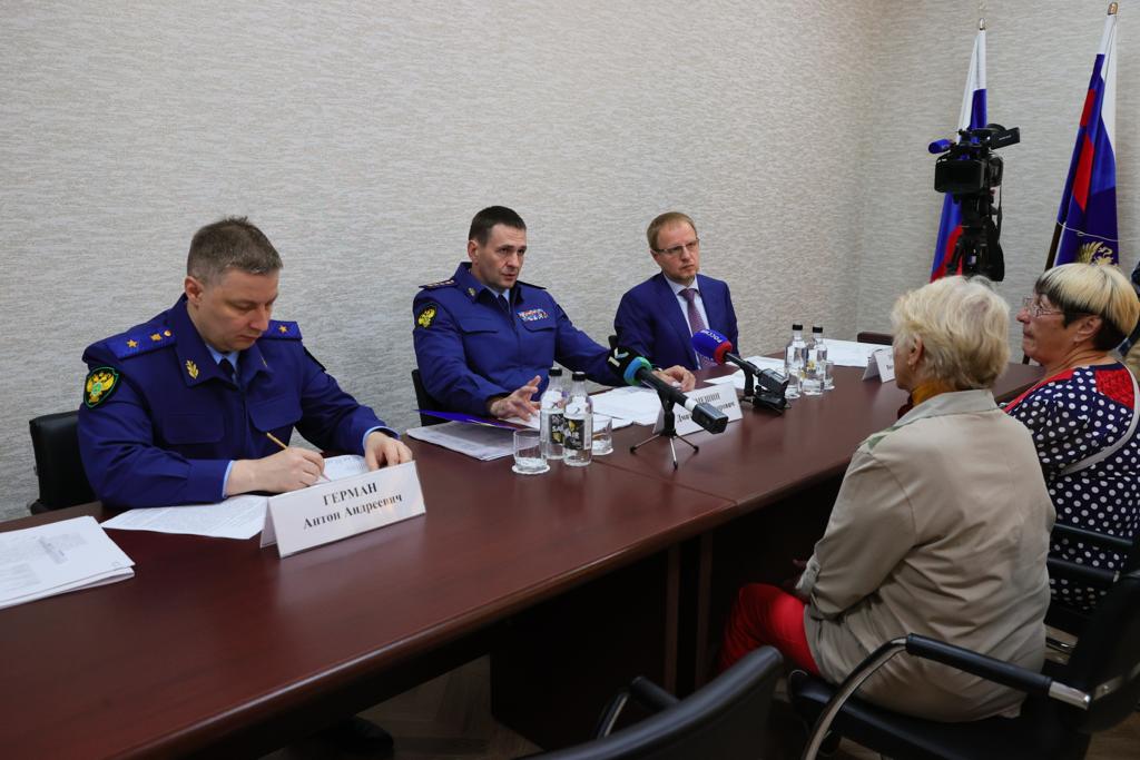 Заместитель Генерального прокурора России Дмитрий Демешин совместно с Губернатором края Виктором Томенко провели личный прием граждан в г. Бийске.