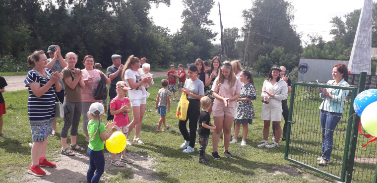 В селе Маральи Рожки открыли детскую спортивно-игровую площадку.