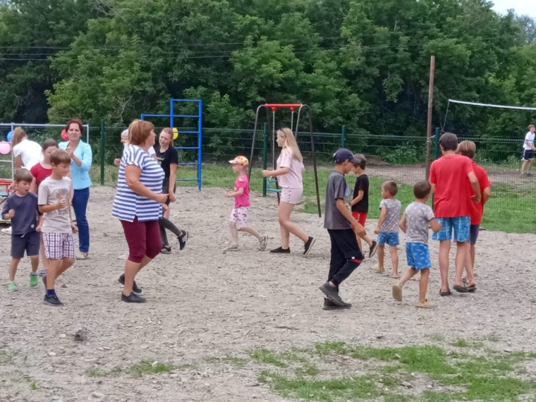 В селе Маральи Рожки открыли детскую спортивно-игровую площадку.